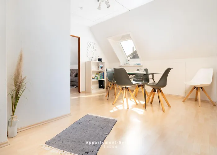 Lerchenstrasse, Nur Privatreisende, Monteure Nicht Erwuenscht * Laboe